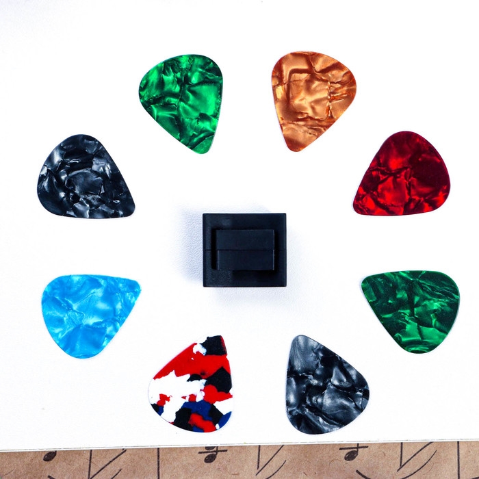 Набор медиаторов: держатель на гриф гитары + 10 медиаторов Music Life, 0,46мм, микс Набор медиаторов: держатель на гриф гитары + 10 медиаторов Music Life, 0,46мм, микс