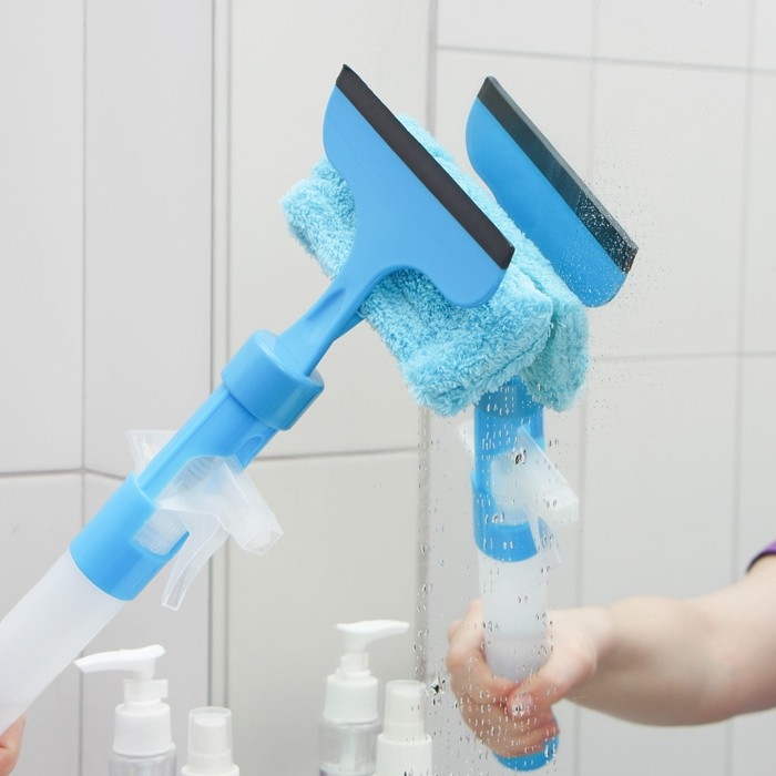 Щётка для окон с распылителем Доляна, длина 42 см, водосгон 14 см, насадка микрофибра 14×5 см, цвет голубой Щётка для окон с распылителем Доляна, длина 42 см, водосгон 14 см, насадка микрофибра 14×5 см, цвет голубой