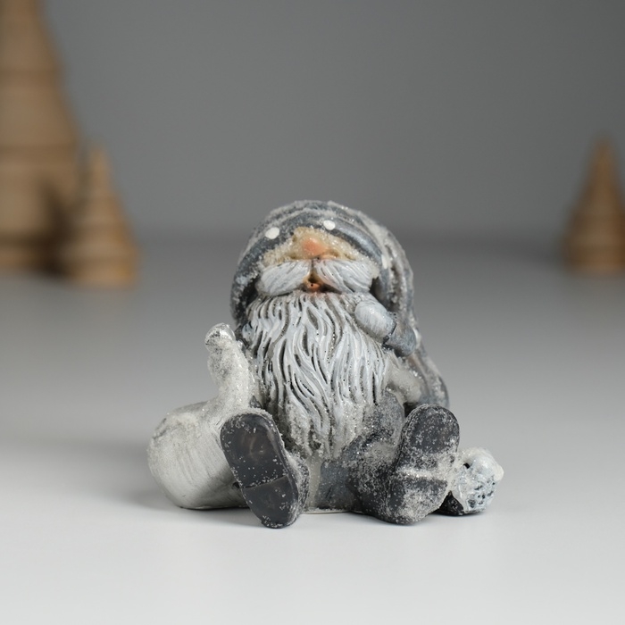 Сувенир полистоун  Сувенир полистоун "Гном в сером длинном колпаке с леденцом/мешком" МИКС 6х4х5,5 см