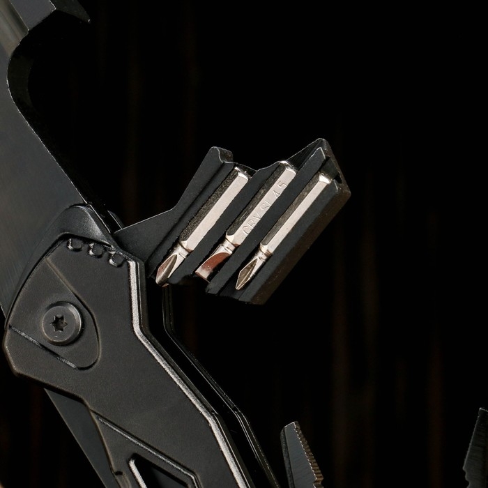 Мультитул с плоскогубцами и топором Мультитул с плоскогубцами и топором