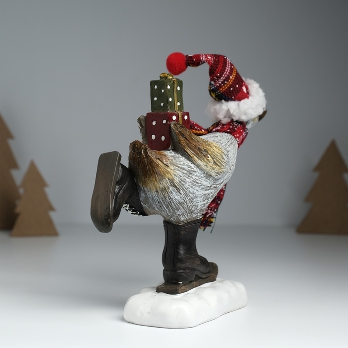 Сувенир полистоун "Гусь в колпаке, вязаном шарфе, на мини-лыжах, с подарками" 6,5х19,5х17 см   10325