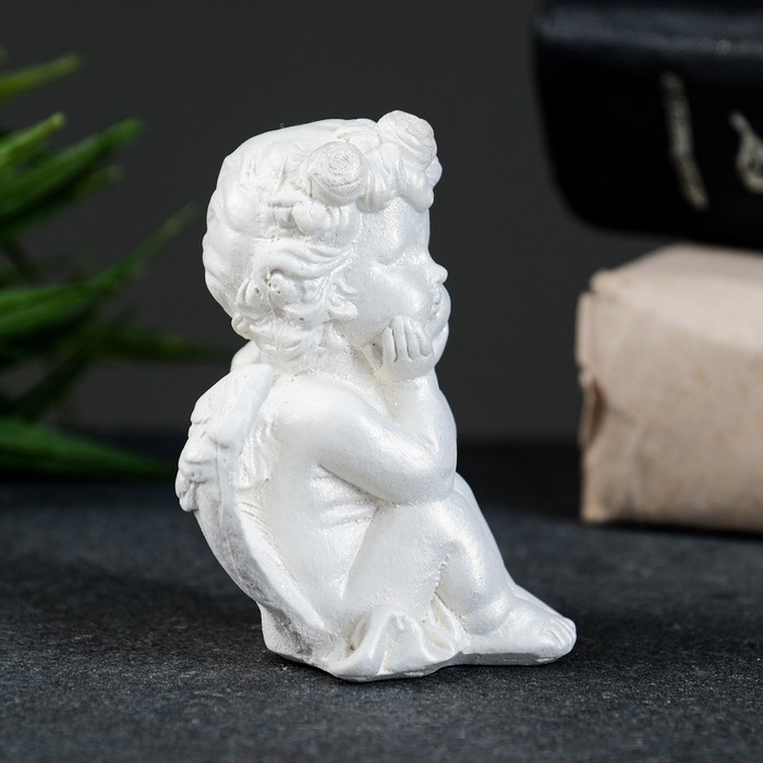 Фигура Фигура "Ангелочек положил личико на ручки" перламутр белый венок, 7х6х5см