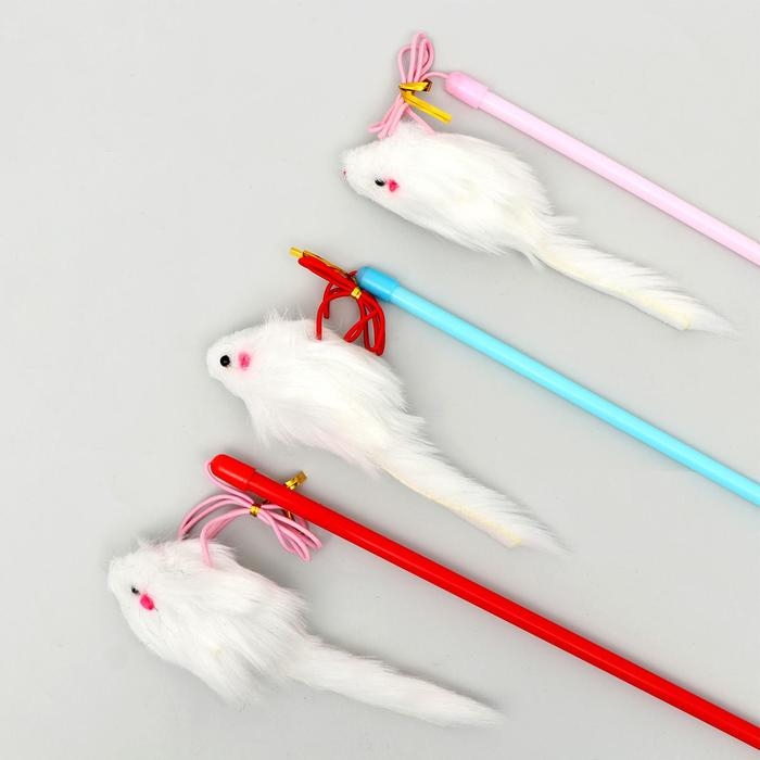Дразнилка-удочка с белой мышью, палочка микс цветов Дразнилка-удочка с белой мышью, палочка микс цветов