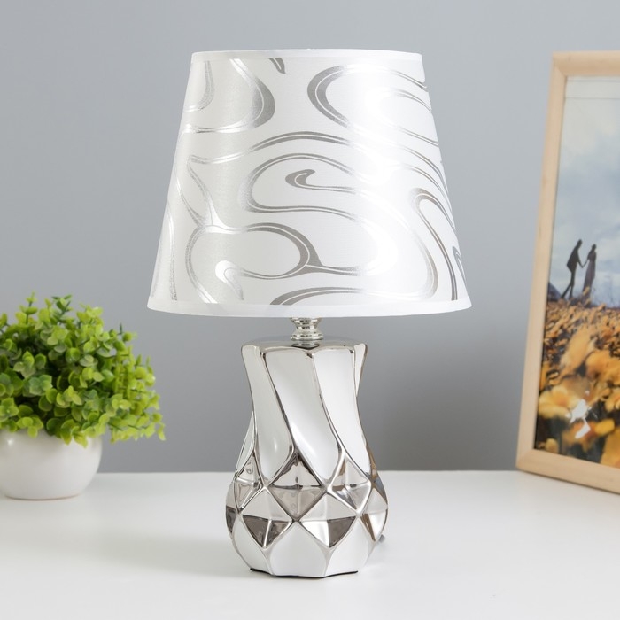 Настольная лампа Настольная лампа "Эльга" Е14 40Вт бело-серебристый 20х20х34см RISALUX