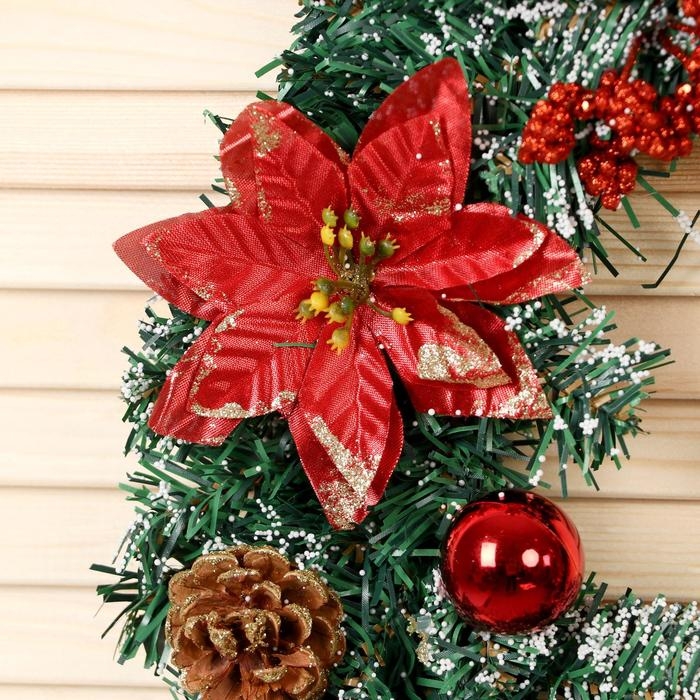 Венок новогодний d-36 см  Венок новогодний d-36 см "Шишки" с красными цветами