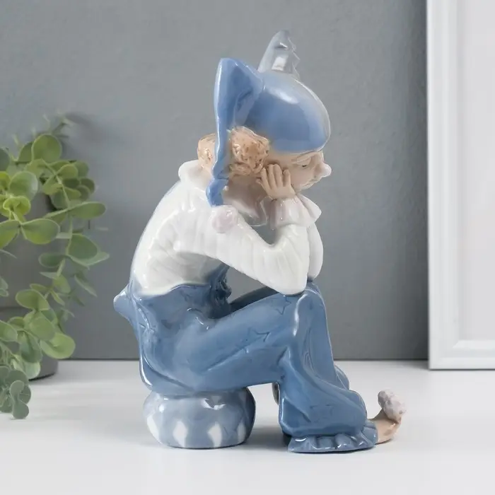 Сувенир керамика "Клоун после представления" цветной 20х14,5х9 см Сувенир керамика "Клоун после представления" цветной 20х14,5х9 см