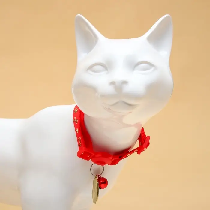 Ошейник для кошек &laquo;Лапка&raquo;, 30&times;1 см, светящийся, с бубенчиком и подвесом, полиэстер, красный