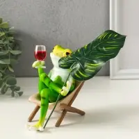 Сувенир полистоун "Лягуха в кресле с бокалом под пальмовым листом" 5,8х7,5х14,5 см