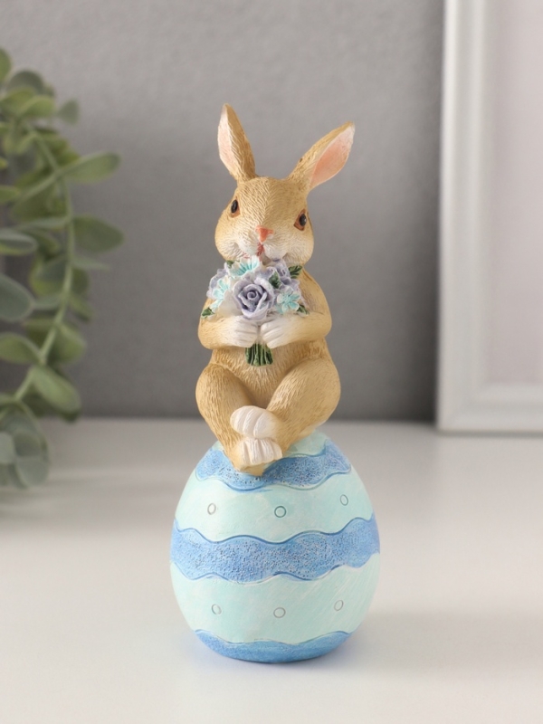Сувенир полистоун  Сувенир полистоун "Зайчик на пасхальном яичке с букетом цветов" 6,5х5,5х14,5 см