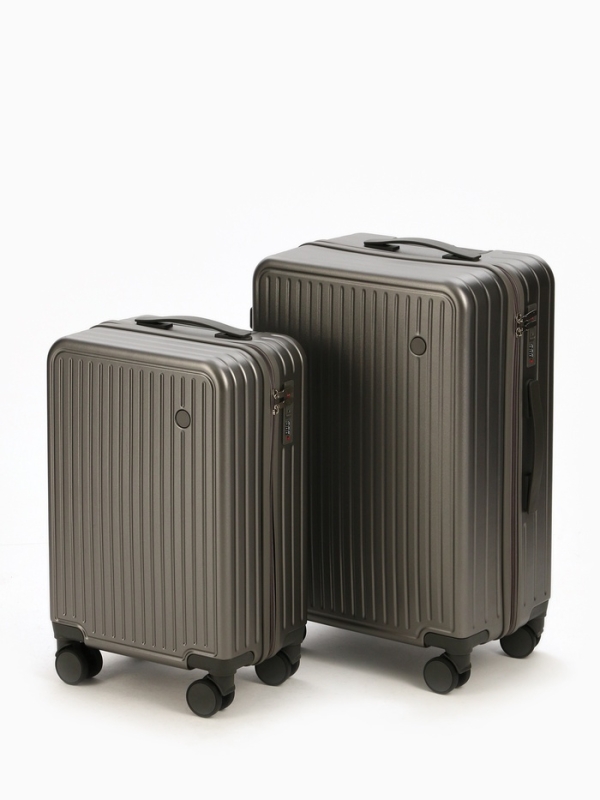 Чемодан 24 Чемодан 24", PС, 42*27*66, отд на молнии, код замок, 4 колеса, т. серый