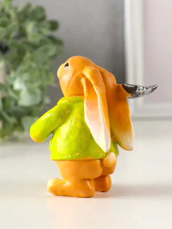 Сувенир полистоун  Сувенир полистоун "Зайчик с лопатой, в зелёном пальто" 6х7,5х9,5 см