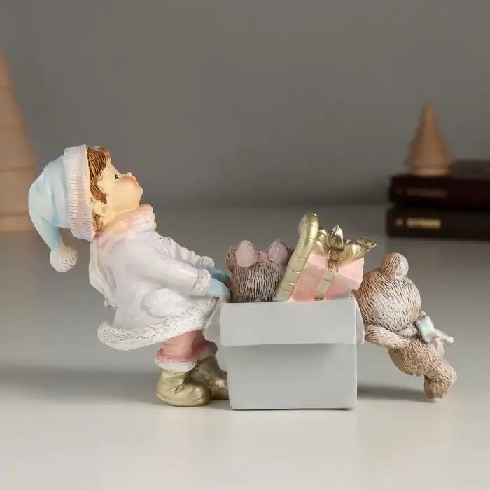 Фигурка полистоун &laquo;Малышка с коробкой новогодних игрушек&raquo;, 15.5&times;5&times;10 см