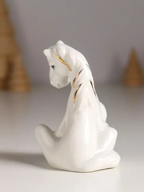 Сувенир керамика "Конь с сердечком" белый с золотом 7х5х8,5 см