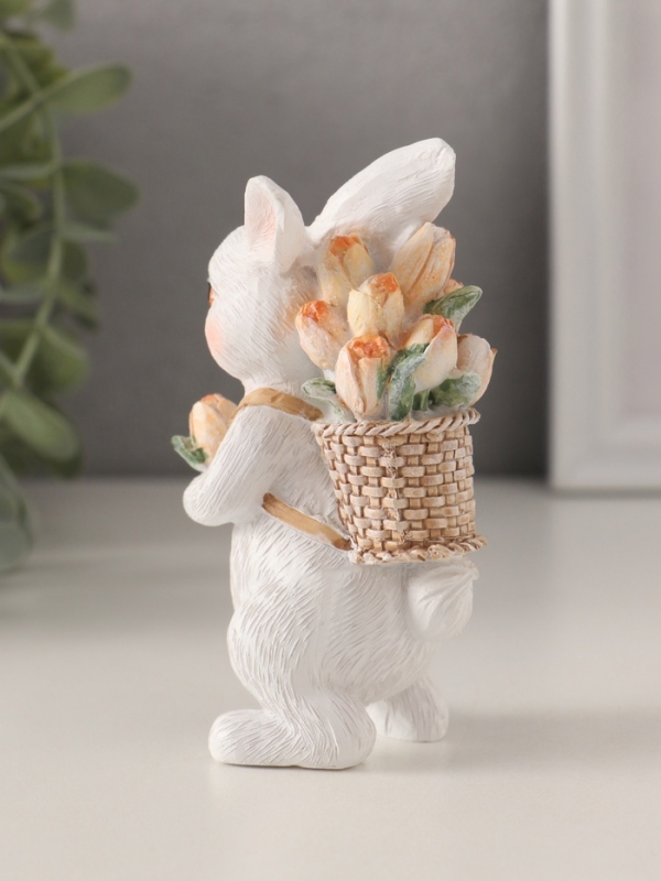 Сувенир полистоун  Сувенир полистоун "Белый кролик с тюльпанами в рюкзаке-корзине" 6,5х5,5х11,5 см
