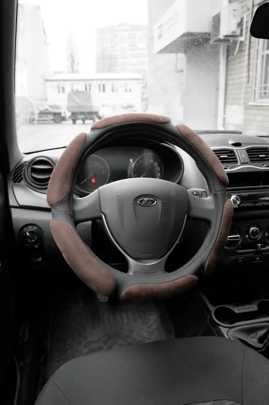 Спонжевая оплетка руля AVS SP-426M-BR ( размер M, коричневый) - Серия "Sponge"