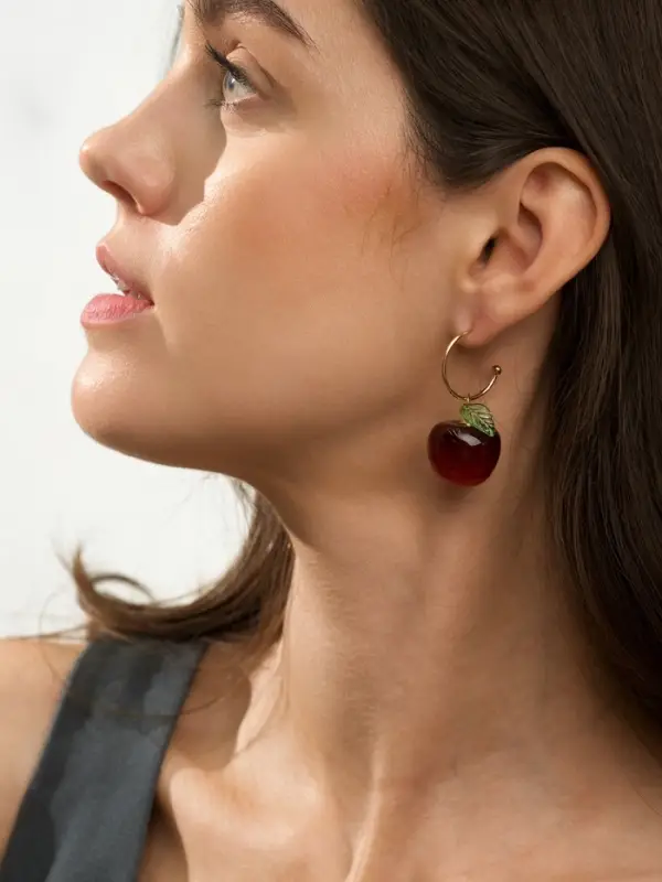 Серьги-кольца &laquo;Черешня с листочком&raquo;, бордовые в золоте