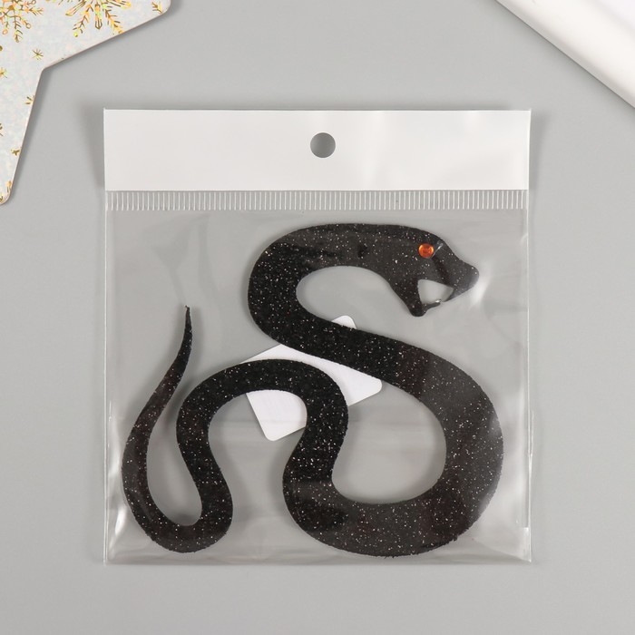 Новогодний декор на клеевой основе Новогодний декор на клеевой основе "Змейка" фоам глиттер 8х9 см чёрная