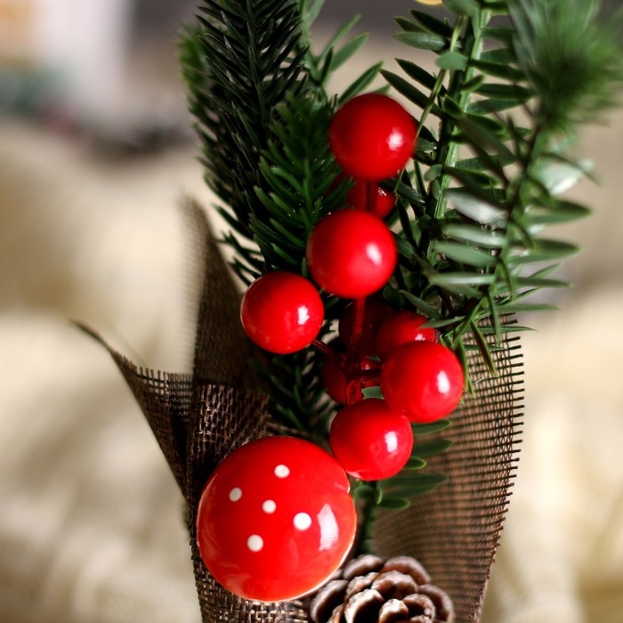 Новогодняя композиция «Веточка с ягодками» 15 × 15 × 29 см Новогодняя композиция «Веточка с ягодками» 15 × 15 × 29 см