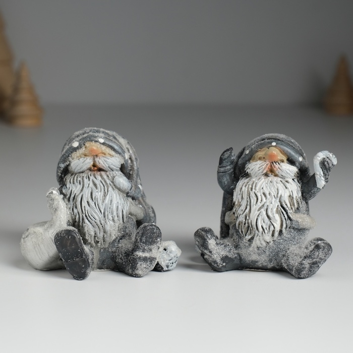 Сувенир полистоун  Сувенир полистоун "Гном в сером длинном колпаке с леденцом/мешком" МИКС 6х4х5,5 см