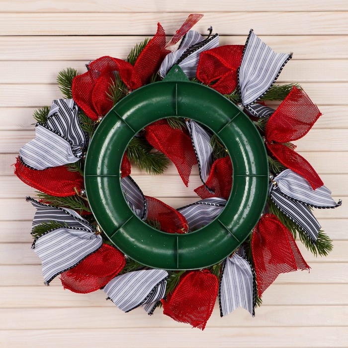 Венок новогодний d- 28 см  Венок новогодний d- 28 см "Уютная сказка" полосатые и алые ленты