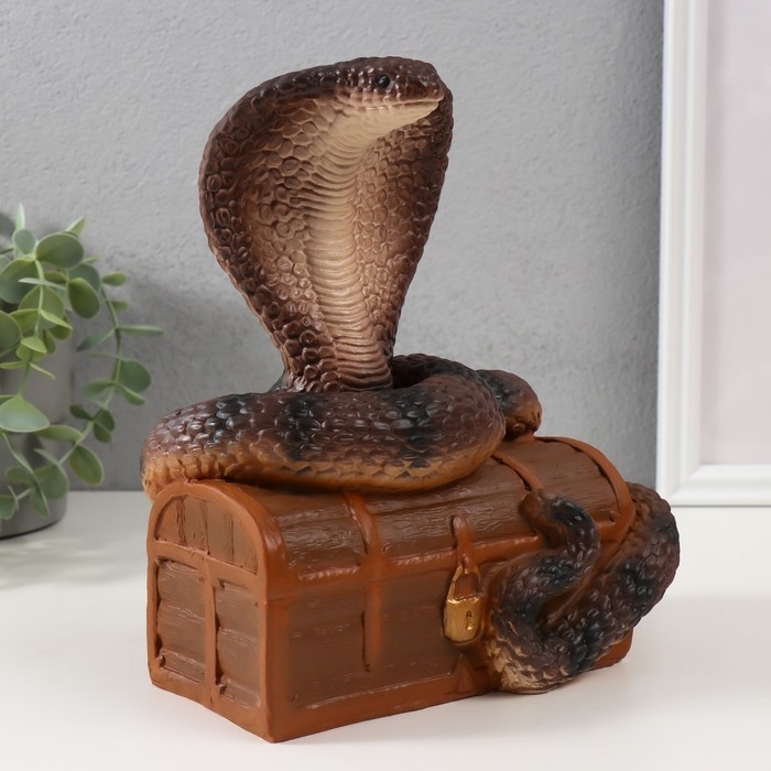 Фигурка Фигурка "КОБРА НА СУНДУКЕ" 20 х 17 х 12 см.