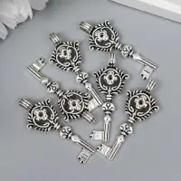 Металлический элемент, декоративная подвеска «Арт Узор. Ключ Венок с цветком», серебро, 4.7×1.9 см Металлический элемент, декоративная подвеска «Арт Узор. Ключ Венок с цветком», серебро, 4.7×1.9 см