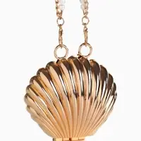 Сумка мини-клатч на магните, в форме ракушки, жёсткий корпус, на длинной цепочке, золотистая