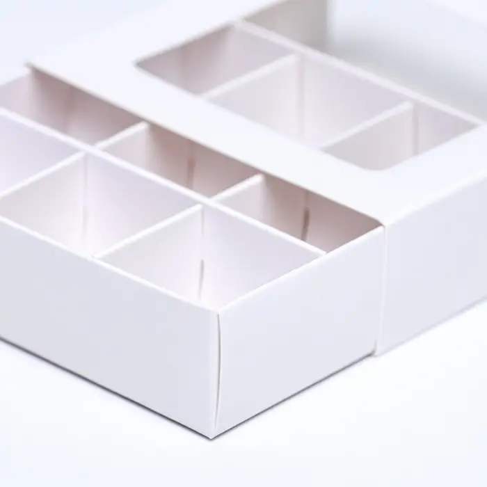 Коробка для 9 конфет, 8.7×8.7×2.5 см, тонкие разделители, белый Коробка для 9 конфет, 8.7×8.7×2.5 см, тонкие разделители, белый