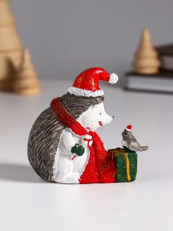 Фигурка полистоун &laquo;Ёжик в красном колпак и шарфе, с подарком и птичкой&raquo;, 8.5&times;5&times;9.5 см