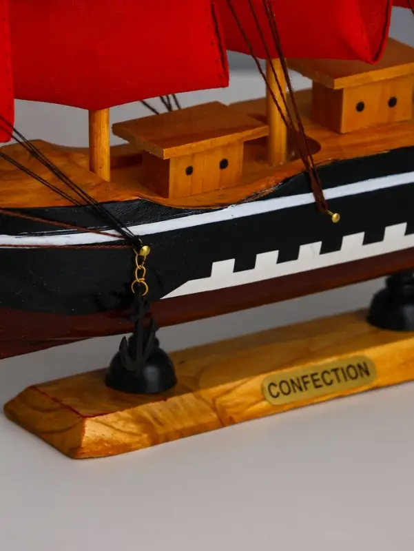 Сувенирная модель корабля &laquo;Флора&raquo;, борта чёрные с белой полосой, паруса алые, 32&times;6.5&times;31 см