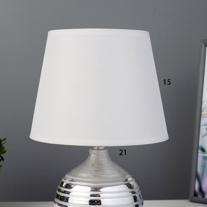 Настольная лампа Элегия Е14 40Вт бело-серебристый 20х20х31 см RISALUX Настольная лампа Элегия Е14 40Вт бело-серебристый 20х20х31 см RISALUX