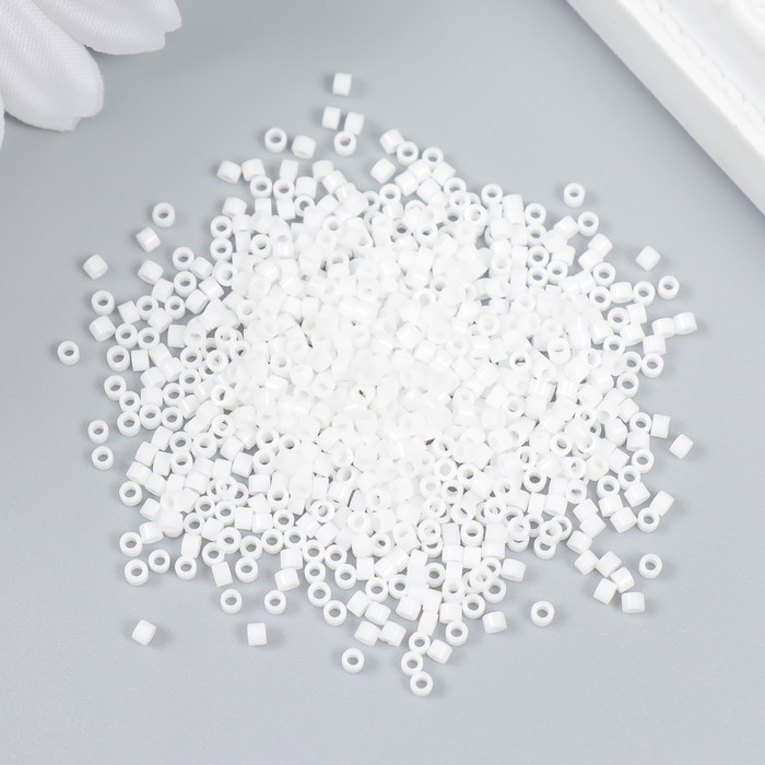 Бисер стекло 11/0  Бисер стекло 11/0 "Цилиндр. Белый глянец" 10 гр