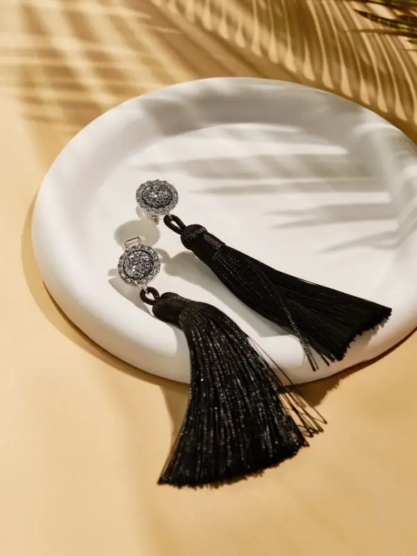 Клипсы для ушей QF &laquo;Кисти&raquo;, цвет чёрный, L кисти 7 см