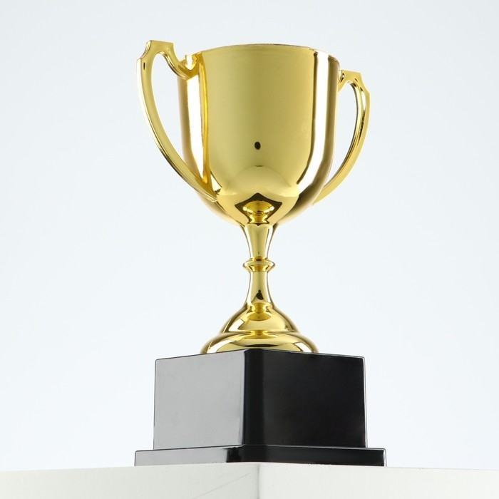 Кубок 013В, наградная фигура, золото, подставка пластик, 18,5 х 11,5 х 8 см. Кубок 013В, наградная фигура, золото, подставка пластик, 18,5 х 11,5 х 8 см.
