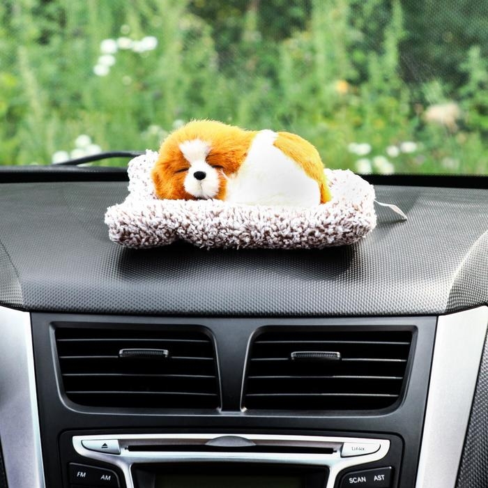 Игрушка на панель авто, собака на подушке, бело-рыжий окрас Игрушка на панель авто, собака на подушке, бело-рыжий окрас