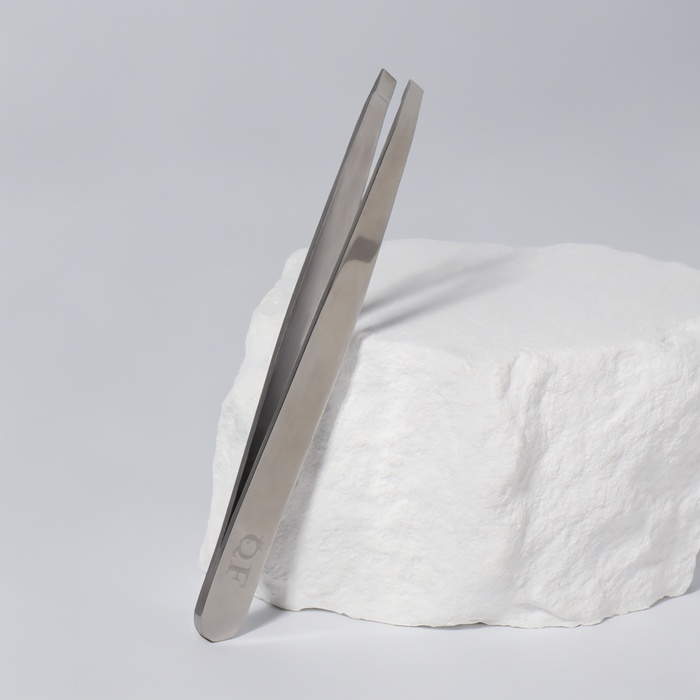 Пинцет «Premium» скошенный, широкий, 9,6 см, на блистере, цвет серебристый Пинцет «Premium» скошенный, широкий, 9,6 см, на блистере, цвет серебристый