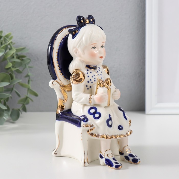 Сувенир керамика "Девочка сидит в кресле с подарком в руках" кобальт 7,5х10х17 см