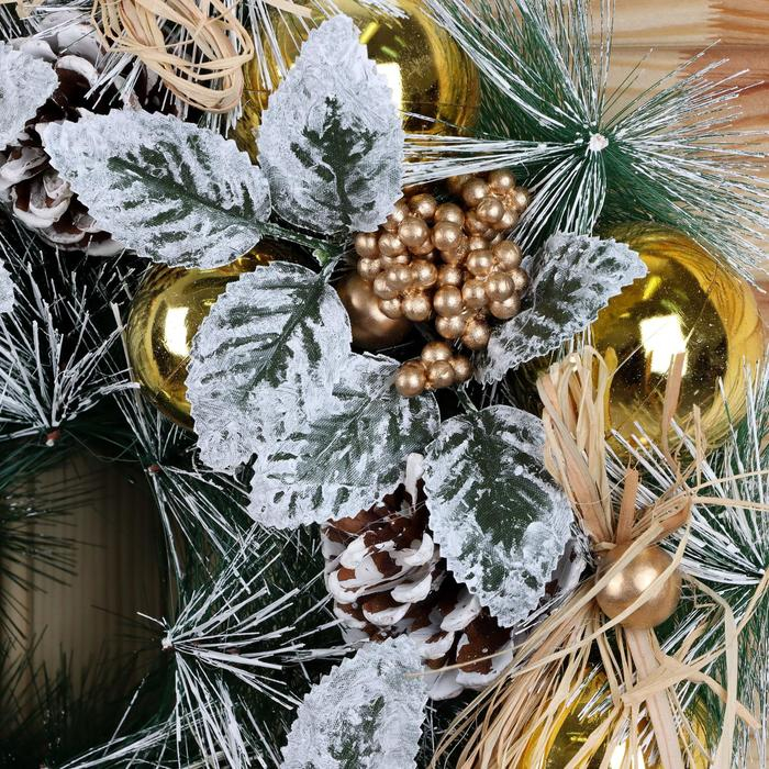 Венок новогодний d-34 см  Венок новогодний d-34 см "Шишки и белёные листики"