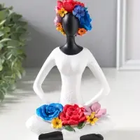 Сувенир полистоун "Девушка-йогиня в позе лотоса, с цветами" чёрный 12,5х9,5х19,5 см