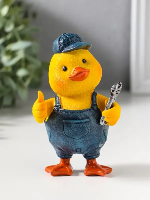 Сувенир полистоун лак "Жёлтый утёнок - мастер на все руки" 7,5х6,5х12 см