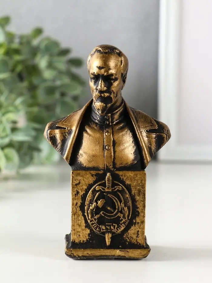 Бюст Дзержинского Ф.Э., 12х7,5х4,5 см Бюст Дзержинского Ф.Э., 12х7,5х4,5 см