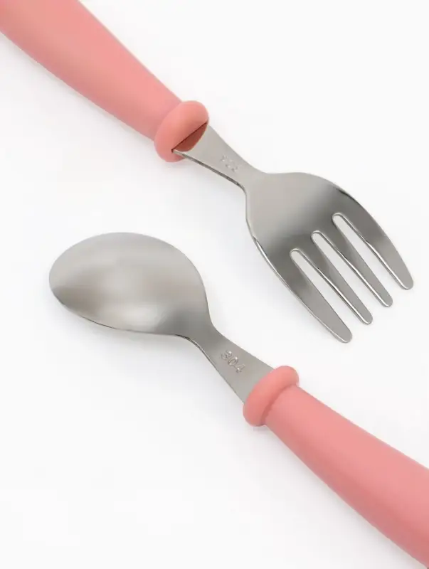 Набор детских столовых приборов в футляре: вилка, ложка Крошка Я розовый Набор детских столовых приборов в футляре: вилка, ложка Крошка Я розовый