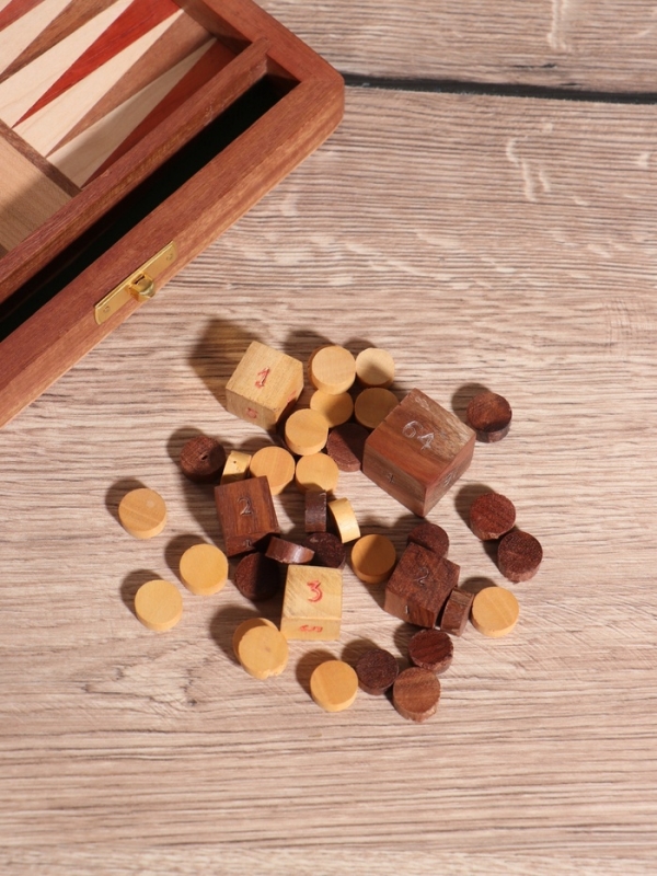 Нарды 17х12,5х3,5 см, дерево шишам, латунь Нарды 17х12,5х3,5 см, дерево шишам, латунь