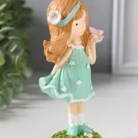 Сувенир полистоун "Малышка в зелёном платье с цветами, с бабочкой на ладоне" 7,5х5х15,5 см   1092989