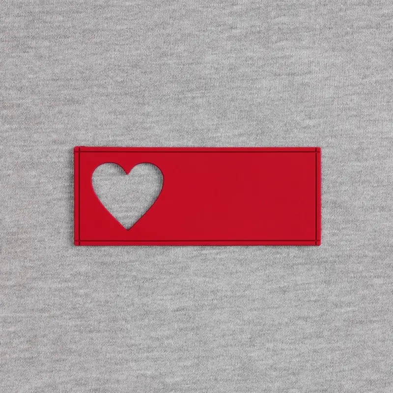 Лейбл из ПВХ с вырубкой «Сердце», красный