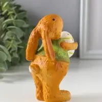 Сувенир полистоун "Зайчик в зелёной маечке с пасхальным яичком в лапках" 5,5х6,5х13 см