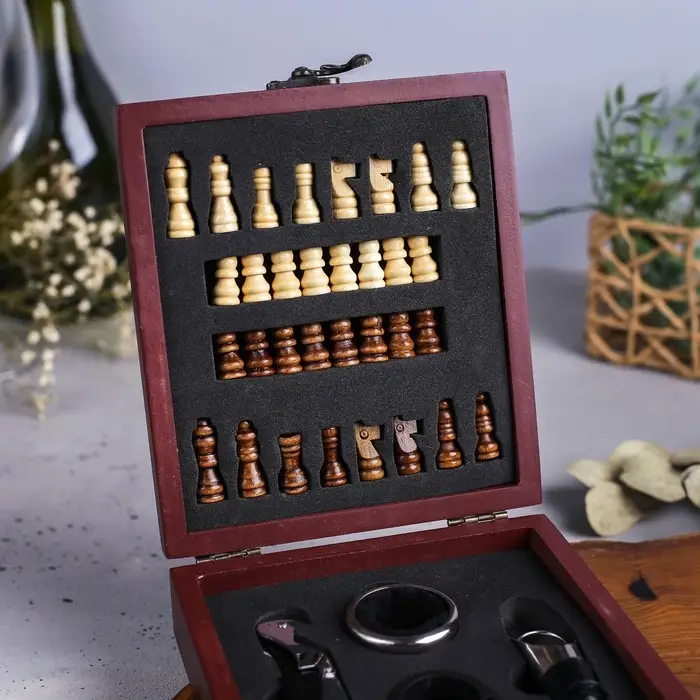 Подарочный набор для вина &laquo;Поздравляю&raquo;: 4 предмета + шахматы