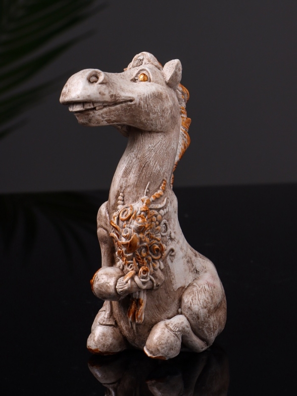 Статуэтка Статуэтка "Конь с букетом" 11см, цвет бежевый