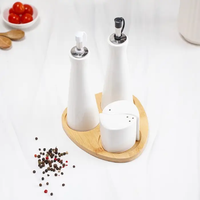 Набор фарфоровый для специй на деревянной подставке Доляна &laquo;Эстет&raquo;, 4 предмета: солонка 100 мл, перечница 100 мл, 2 соусника 200 мл, цвет белый