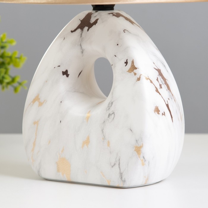 Настольная лампа Настольная лампа "Аморет" E14 40Вт белый-золото 20х20х30 см RISALUX